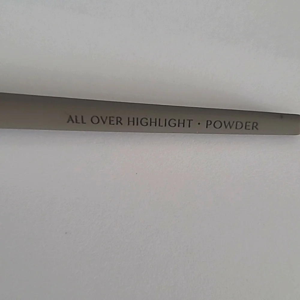 All Over Highlight • Powder Brush - Picture 5 of 7